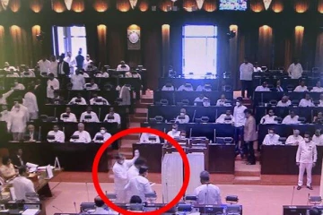சேலைன் போத்தலுடன் வாக்களிக்க  வந்த  நாடாளுமன்ற உறுப்பினர்!