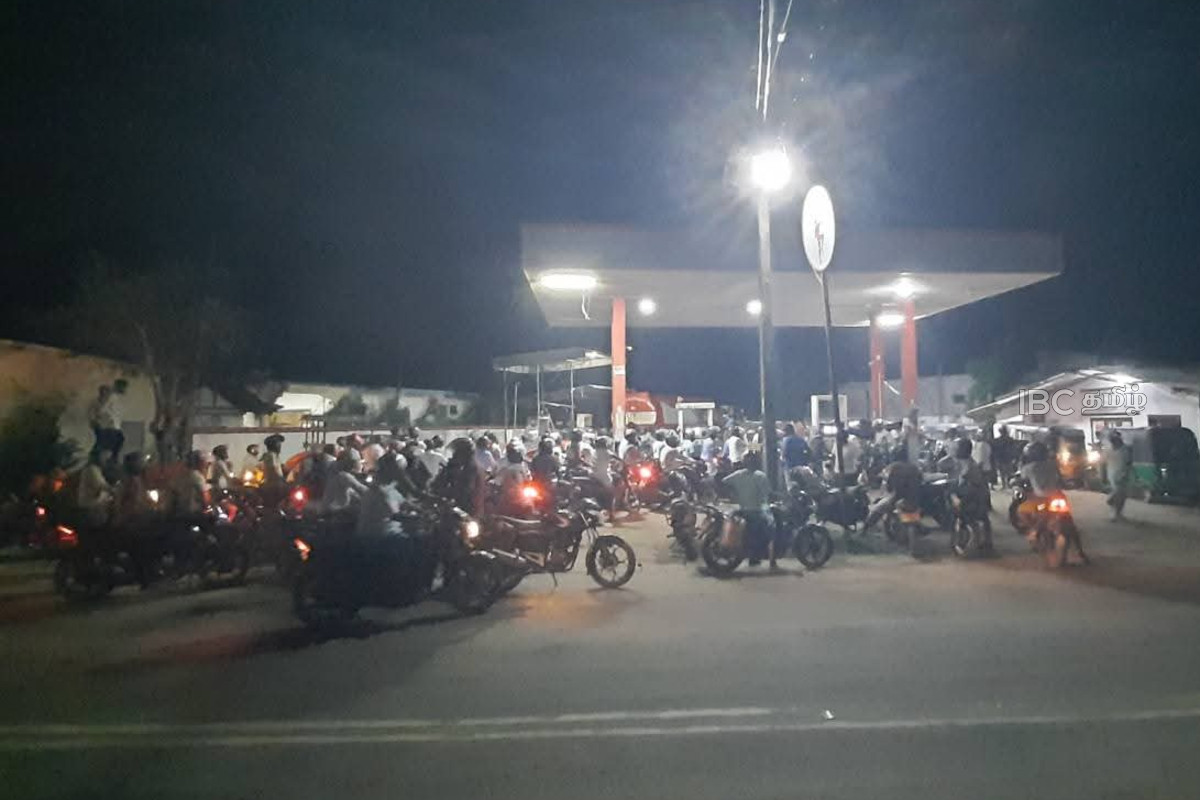 யாழ் - திருகோணமலை மாவட்டங்களில் எரிபொருளுக்கு மக்கள் வரிசையில்! | Fuel Shortage Fear Jaffna Trinco Queues யாழ் - திருகோணமலை மாவட்டங்களில் எரிபொருளுக்கு மக்கள் வரிசையில்! | Fuel Shortage Fear Jaffna Trinco Queues