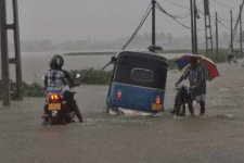 சீரற்ற வானிலையால் கிளிநொச்சியில் 13 குடும்பங்களை சேர்ந்த 39 பேர் பாதிப்பு