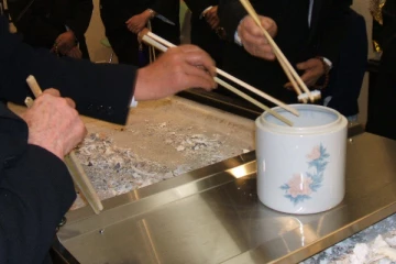 இறந்தவர்களின் சாம்பலில் இருந்து கொள்ளை லாபம் பார்க்கும் ஜப்பான்!