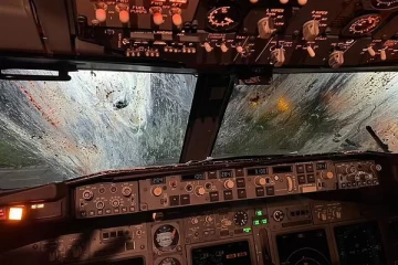 லண்டனிலிருந்து இத்தாலி நோக்கிச் சென்ற விமானம்: எஞ்சினிலிருந்து நெருப்பு வெளியேறும் காட்சி