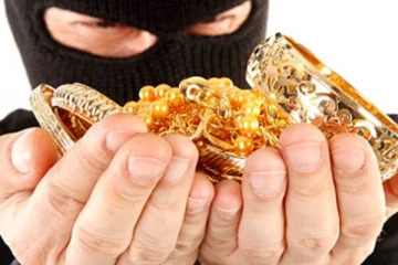 வவுனியா வீடு ஒன்றின் கூரையில் கிடைத்த 60 பவுண் நகைகள் !