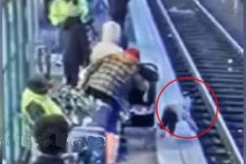 3 வயது சிறுமியை ரயில் பாதையில் தள்ளிவிட்ட பெண்! திடுக்கிட வைத்த சம்பவம்