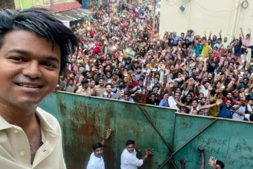 குவிந்த ரசிகர்கள்.. விஜய் போனில் எடுத்த செல்பி! புது லுக் இணையத்தில் படுவைரல்