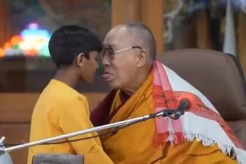 சிறுவனுக்கு உதட்டில் முத்தமிட்ட தலாய் லாமா! வெளியான சர்ச்சை வீடியோ