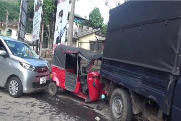 நான்கு வாகனங்கள் ஒன்றுடன் ஒன்று மோதி விபத்து