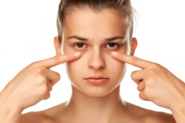 உங்க கண்களைச் சுற்றியுள்ள கருவளையம் அசிங்கமாக இருக்கா? இதனை போக்க இதோ சில அசத்தலான டிப்ஸ்!