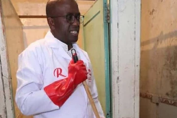 ஓட்டுக்காக கழிவறைகளை சுத்தம் செய்யும் வேட்பாளர்கள் : கென்யாவில் அரேங்கேறிய வேடிக்கை சம்பவம்