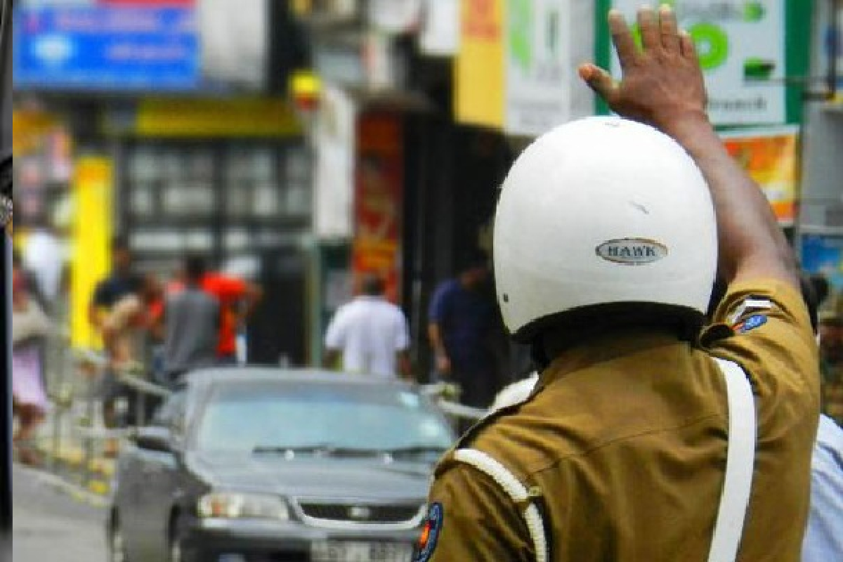 மது அருந்திவிட்டு மோட்டார் சைக்கிள்களில் சென்ற நான்கு யுவதிகள் கைது | Four Women Arrested Drinking Alcohol