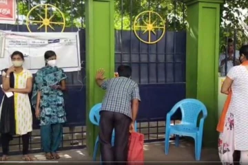 கூட்ட நெரிசலால் திணறிய போலீஸ் - தடுப்பூசி மையத்திற்கு பூட்டு போட்டதால் பரபரப்பு!