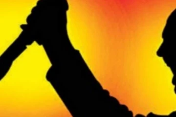 கல்லூரி மாணவியை கத்தியால் குத்திய வாலிபர் : ஒருதலை காதலா?