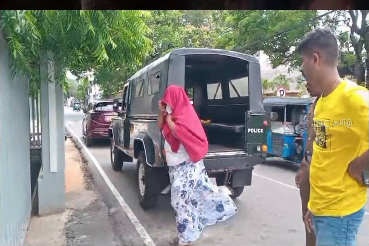 திருகோணமலை உவர்மலை பகுதியில் சுற்றிவளைப்பு : மூன்று பெண்கள் உட்பட நால்வர் கைது | Four People Arrested During A Raid In Trinco திருகோணமலை உவர்மலை பகுதியில் சுற்றிவளைப்பு : மூன்று பெண்கள் உட்பட நால்வர் கைது | Four People Arrested During A Raid In Trinco