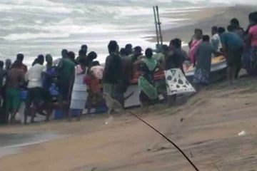 மீன்பிடி படகு கவிழ்ந்து விபத்து