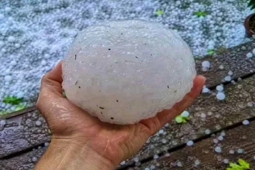 பிரான்சில் பந்து அளவிலான ஆலங்கட்டி மழை