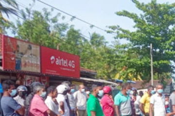 ඉන්ධන පෝලීමේ කුපිත වු පිරිස් කලුතර-බණ්ඩාරගම මාර්ගයේ සිදුකළ දේ..