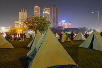 අදින් කාලය අවසන් උනත් අරගලකරුවන් පිරිසක් ගාලු මුවදොරින් ඉවත් වීම ප්‍රතික්ෂේප කරයි