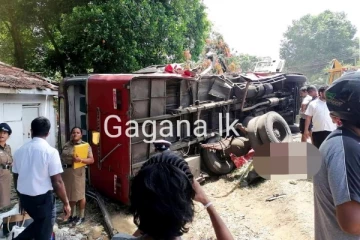 අදත් බස් රථ අනතුරක්..කාන්තාවක් මියයයි..(PHOTOS)