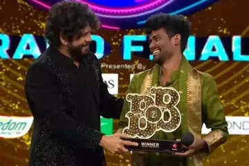 பிக் பாஸ் 7 டைட்டிலை வென்ற விவசாயி.... நாகர்ஜுனா காலில் விழுந்து கதறிய தருணம்