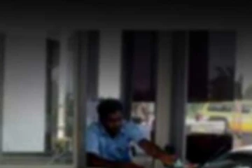 දක්ශින අධිවේගී මාර්ගයේ ප්‍රසිද්ධියේම මුදල් අයකැමි වරයෙකුට   සිදු කළකැත වැඩේ..