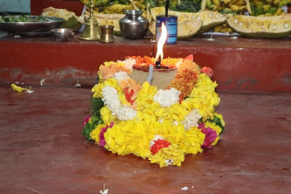 உப்பு நீரில் விளக்கெரியும் வற்றாப்பளை அம்மனின் தீர்த்தம் எடுக்கும்  உற்சவம்! (Photos) | The Goddess S Theertham Is A Festival