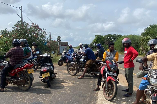 எரிபொருள் நிலையத்தில் பதுக்கல்..! மக்கள் முறைப்பாடு (photos) | Hoarding At The Gas Station People Complain
