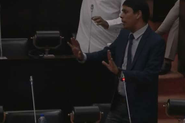 சர்ச்சைக்குரிய கொள்கலன்களில் ஆயுதங்கள்: மீண்டும் குழப்பத்தை உருவாக்கிய அர்ச்சுனா! | Weapons In Containers Archuna Mp சர்ச்சைக்குரிய கொள்கலன்களில் ஆயுதங்கள்: மீண்டும் குழப்பத்தை உருவாக்கிய அர்ச்சுனா! | Weapons In Containers Archuna Mp