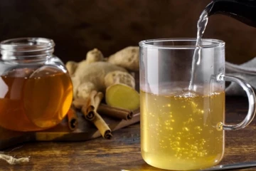 காலையில் வெதுவெதுப்பான நீரில் தேன் கலந்து பருகுவது ஆபத்தா?  எச்சரிக்கை தகவல்