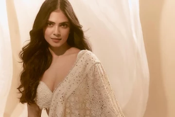 நடிகை மாளவிகா மோகனன் சேலையில் உச்சகட்ட கவர்ச்சி போஸ்