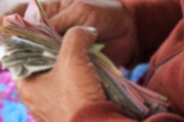 யாழில். தந்தை பணத்தை திருடி நண்பர்களுக்கு மது விருந்து வைத்த பாடசலை மாணவன்