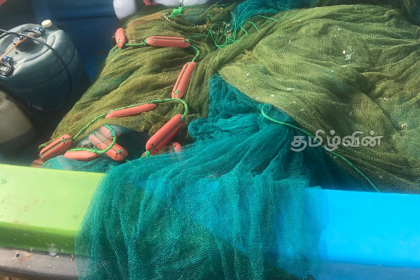 முல்லைத்தீவு கடலில் சட்டவிரோத கடற்தொழில் நடவடிக்கையில் ஈடுபட்டவர்கள் கைது (Photos) | 9 Fishermen Arrested Illegal Fishing In Mullaitivu