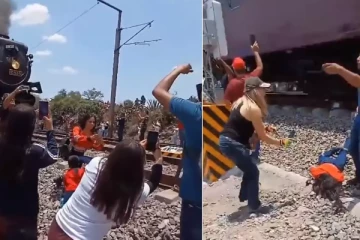 நீராவி இன்ஜின் தொடருந்தில் அடிபட்டு இளம்பெண் பலி ; இணையத்தில் வைரலாகிய வீடியோ