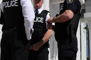 போவ்மன்வில்லில் துப்பாக்கி மற்றும் போதைப்பொருளுடன் நால்வர் கைது