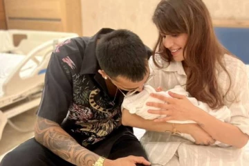 அப்பாவான இந்திய கிரிக்கெட் வீரர்! குழந்தைக்கு முத்தமிடும் புகைப்படம் பகிர்வு