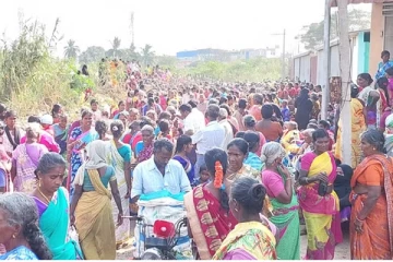 இலவச புடவை வாங்க குவிந்த பெண்கள் - நெரிசலில் சிக்கி 4 பேர் பலி