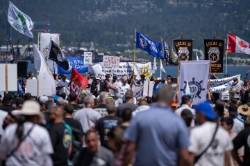 கனடிய துறைமுகப் பணியாளர்களின் போராட்டம் முடிவுக்கு ...