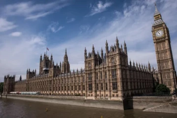 பிரித்தானிய அரசியல்வாதிகளுக்கு பெரும் ஊதிய உயர்வு... கொந்தளிக்கும் மக்கள்