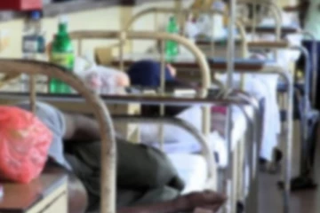 විෂ දුමක් ආඝ්‍රහණයෙන් රෝහල් සේවකයින් පිරිසක් රෝහලේ..!