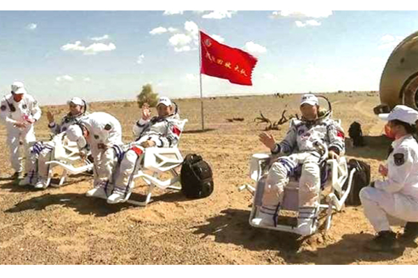 விண்வெளியில் தங்களுக்கென்று ஆய்வு மையம் அமைத்த சீனா : பத்திரமாக பூமிக்கு திரும்பிய 3 வீரர்கள் | World Viral News