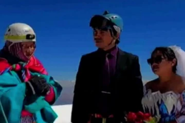 சில்லுனு ஒரு திருமணம்! மூன்று நாட்கள் பயணித்து.. கொட்டும் பனிக்கு நடுவே மாலை மாற்றி கொண்ட இளம்ஜோடி