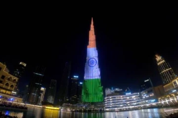 உலகின் மிக உயரமான கட்டிடத்தில் ஒளியால் ஜொலித்த இந்திய தேசியக் கொடி !