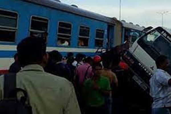 புகையிரதத்துடன் மோதி கொள்கலன் விபத்து! | The Container Accident With Train