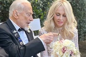 நிலவில் கால் பதித்த அமெரிக்க விண்வெளி வீரருக்கு 93 வயதில் திருமணம்!