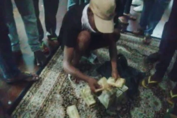 ஜனாதிபதி மாளிகைக்குள் நுழைந்த போராட்டக்காரர்களால் மீட்கப்பட்ட பணம் தொடர்பில் வெளியான தகவல்