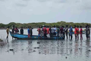 யாழில் சடலத்துடன் கரையொதுங்கிய படகு!