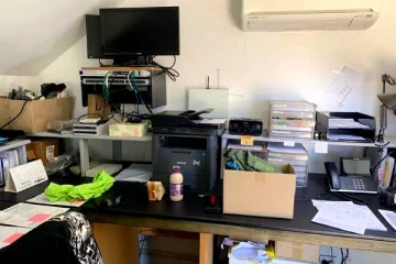 ஆபீஸ் ரூமில் மறைந்திருக்கும் பாம்புக்குட்டி- 13 நொடிகளில் கண்டுபிடிக்கவும்