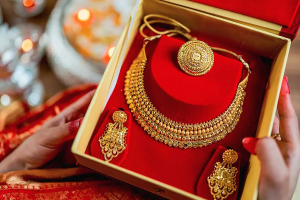 தங்க நகைகள் வாங்கவுள்ளோருக்கு மகிழ்ச்சி தகவல் | Good News For Peoples Gold Price Reduced Today