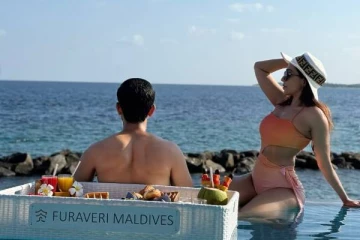 காதல் கணவருடன் ஹனிமூன்!! நீச்சல் குள புகைப்படத்தை பகிர்ந்து நடிகை பார்வதி நாயர்...