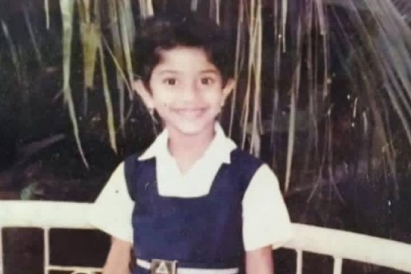 இந்த புகைப்படத்தில் இருக்கும் முன்னணி நடிகை யார் தெரியுமா.. ரசிகர்களின் மனம் கவர்ந்த நாயகி | Top Actress Childhood School Photo