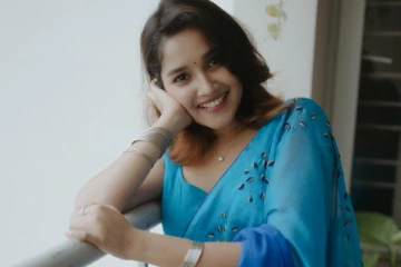 அனிகா சுரேந்திரன் சேலையில் கியூட் ஸ்டில்கள்