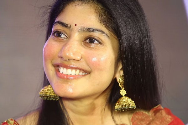 ஒரு படத்திற்காக இரண்டு வருட சினிமா வாழ்க்கையை பணயம் வைக்கும் சாய் பல்லவி | Sai Pallavi To Give Two Years Callsheet To Film